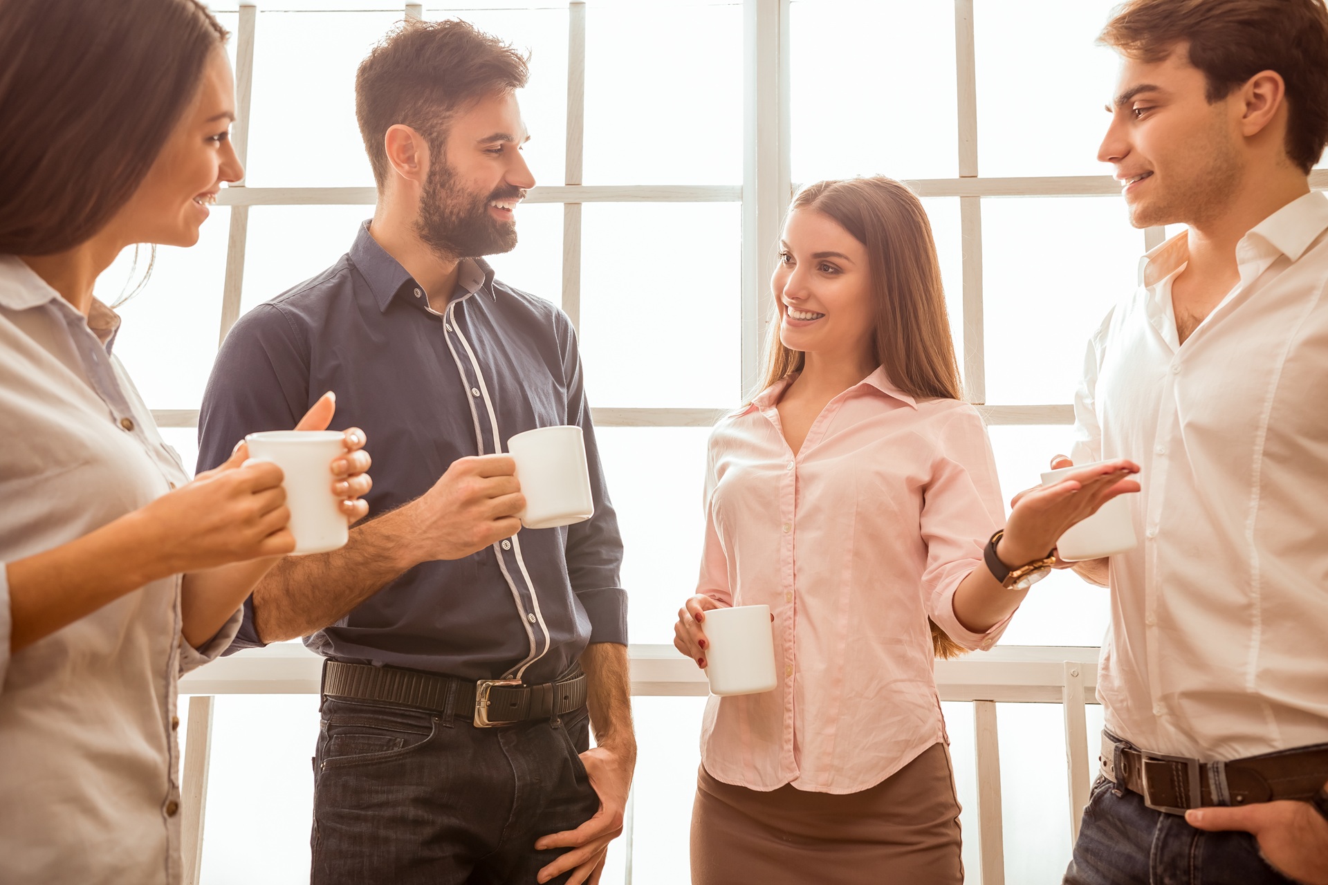 Mitarbeiter sprechen bei Kaffee im Pausenraum | Rundpool