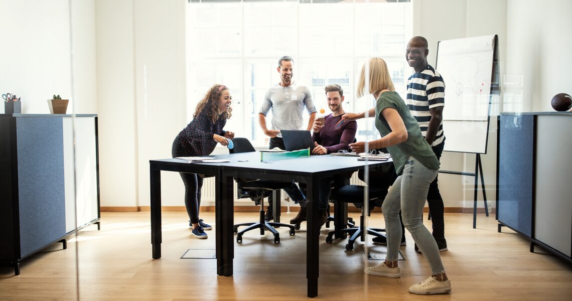 Team arbeitet spielerisch im Büro | Rundpool