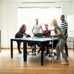 Team arbeitet spielerisch im Büro | Rundpool