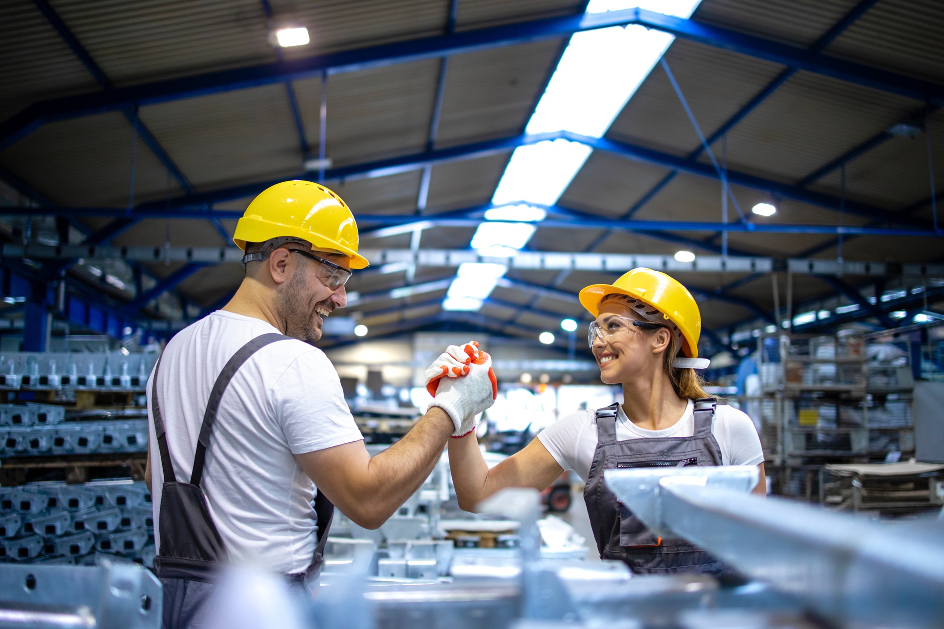 Zwei Arbeiter freuen sich über erfolgreiche Zusammenarbeit | Industrieschlauch