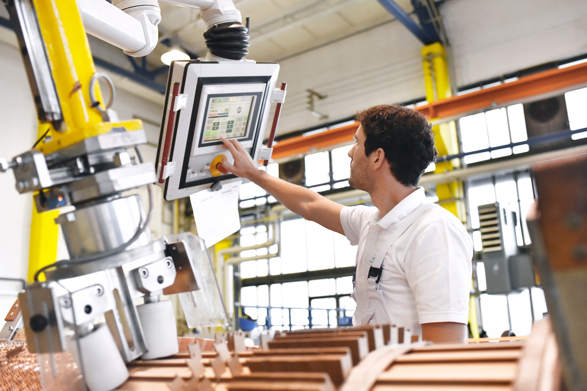 Techniker bedient Steuerung an Industrieanlage | Industrieschlauch